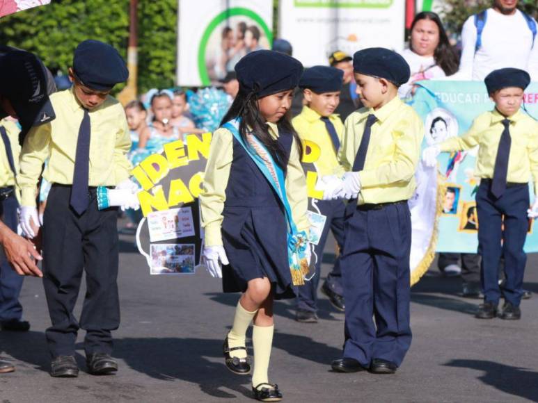 Alumnos de educación prebásica y básica derrochan patriotismo y ternura en las calles de la capital