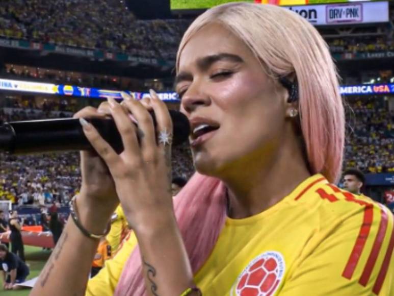 Sentimental y enfocada: así cantó Karol G el Himno de Colombia en final de la Copa América