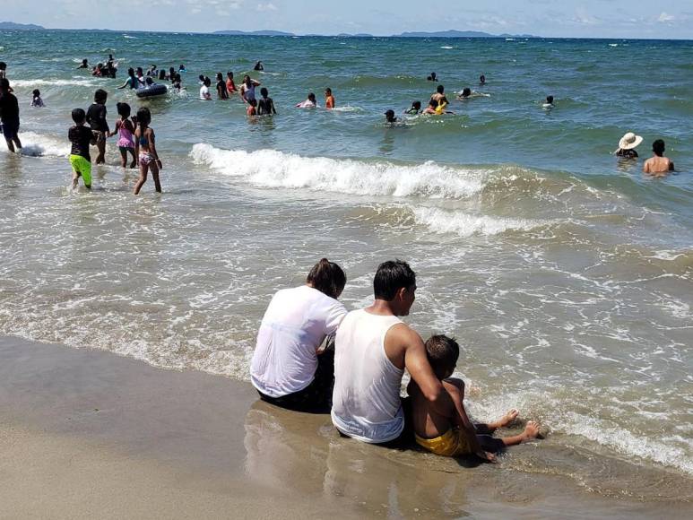 Sol y arena: así despiden hondureños el Feriado Morazánico en playas de Tela