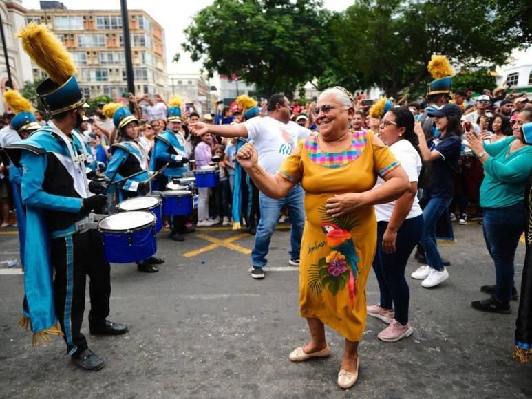 ¡Imponente! Banda del JTR pone a bailar a los sampedranos en desfiles patrios 2024