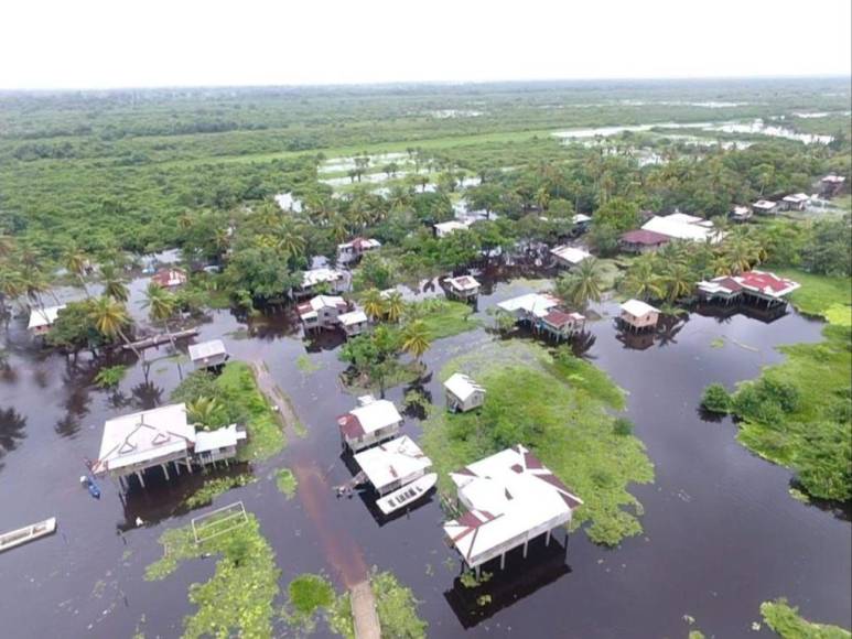 Comunidades incomunicadas, evacuaciones e intensas lluvias: Las imágenes de las inundaciones en La Mosquitia