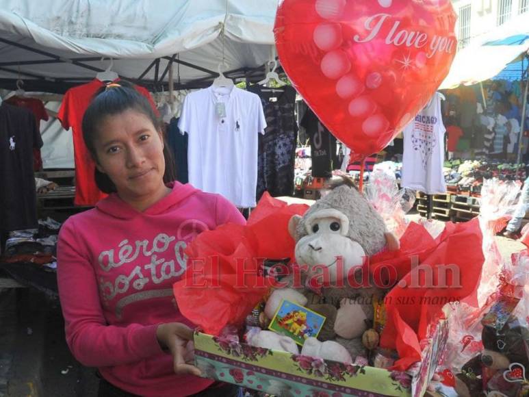 Comercios y calles se llenan de flores y detalles por el Día de San Valentín (Fotos)