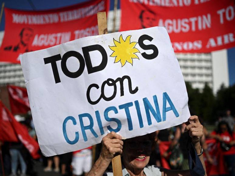 Cristina Kirchner, la poderosa líder argentina -amada por unos, odiada por otros- condenada a seis años de cárcel