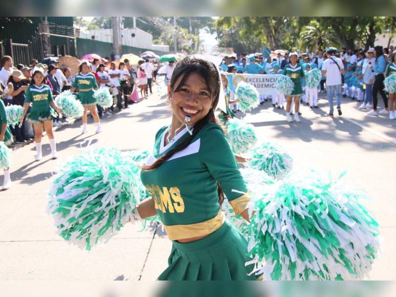 Bellas pomponeras ponen color y ritmo en los desfiles escolares de la capital este 2024