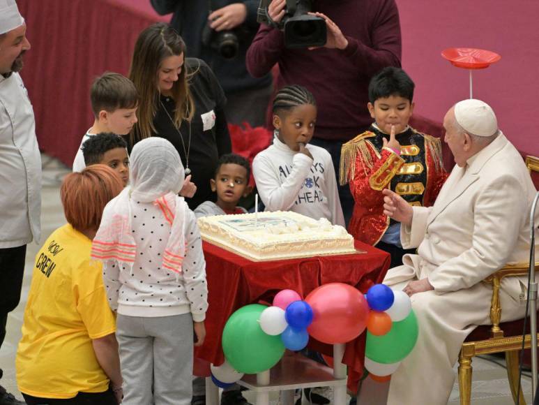 El papa Francisco celebra sus 87 años junto a los niños del Vaticano