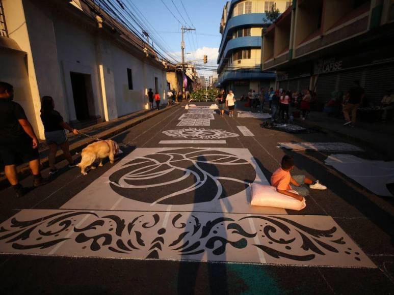 ¡Fervor y arte en Semana Santa! Inicia elaboración de alfombras en la avenida Cervantes