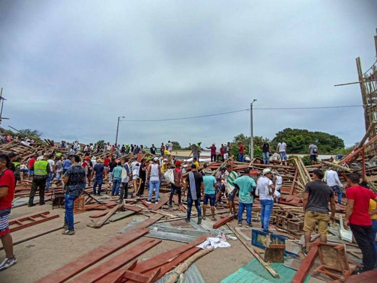 Pánico, muertos y heridos: Así fue el desplome de gradería en corrida de toros en Colombia