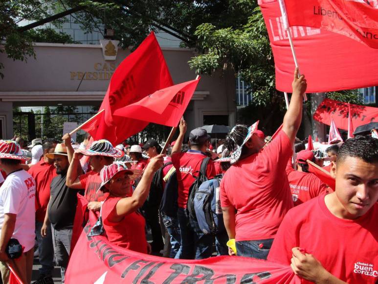 “Xiomara no está sola”, simpatizantes de Libre exclaman frente a Casa Presidencial