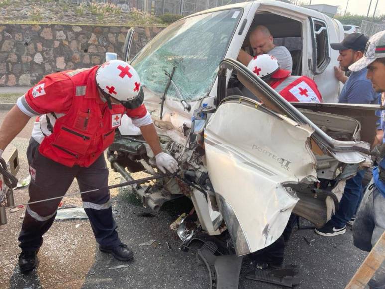 Angustioso rescate y aparatoso impacto: las imágenes que dejó una triple colisión en el anillo periférico