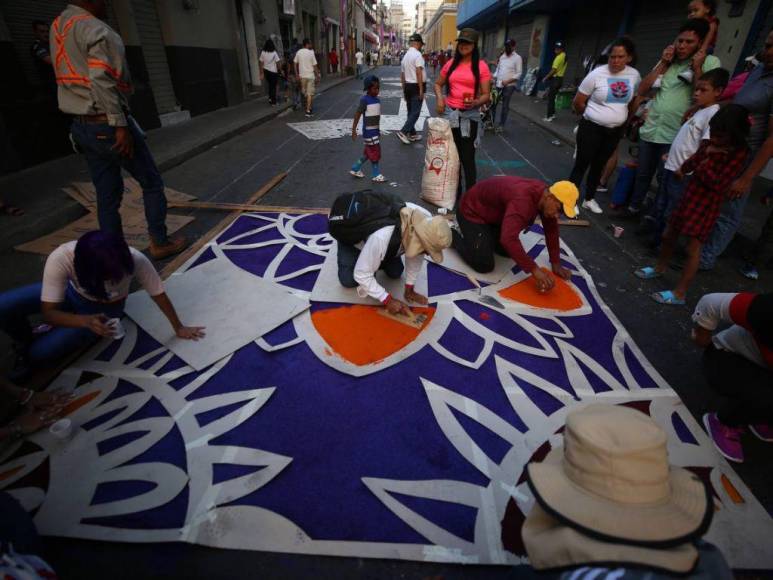 ¡Fervor y arte en Semana Santa! Inicia elaboración de alfombras en la avenida Cervantes