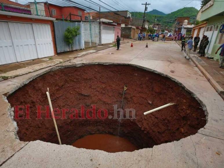 En fotos: así se ve el socavón tras cesar las lluvias en Prados Universitarios