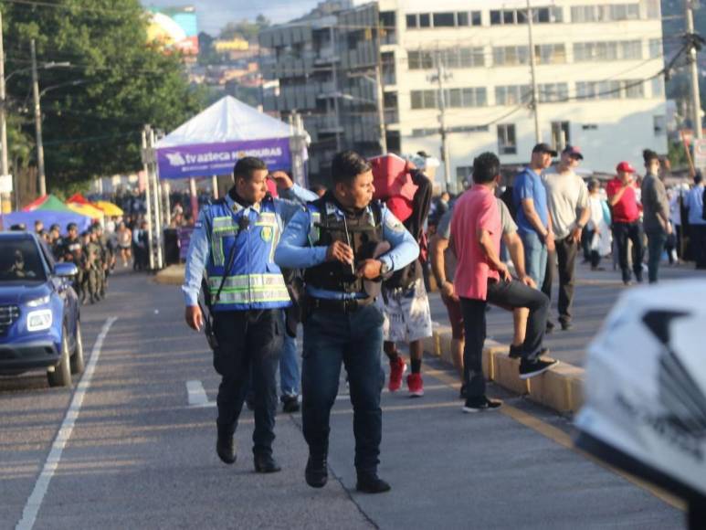 Solemnidad y respeto a la patria: primeras imágenes del desfile en la capital