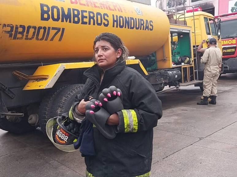 Exhaustos y auxiliados: bomberos tras controlar incendio en el Hato