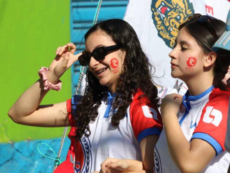 Hermosas chicas roban miradas en la final de ida Motagua-Olimpia