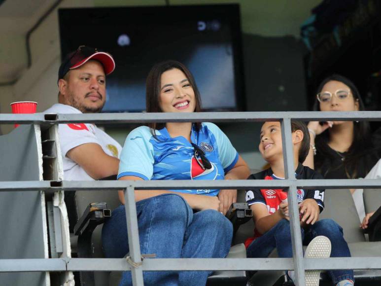 Hermosas chicas roban miradas en la final de ida Motagua-Olimpia