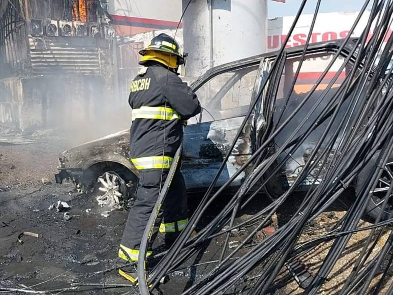 Imágenes del incendio que quemó dos negocios en colonia La Pradera