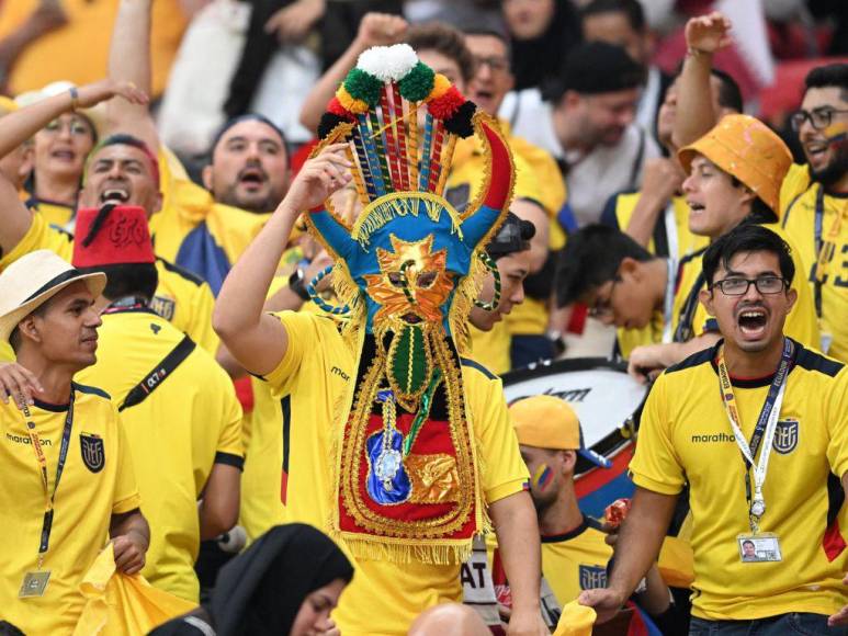 ¡Fiesta total! Así vivieron los aficionados del Mundial el duelo Qatar vs Ecuador