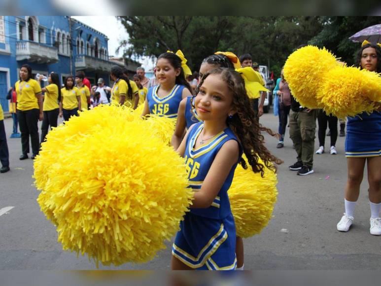 Bellas pomponeras ponen color y ritmo en los desfiles escolares de la capital este 2024