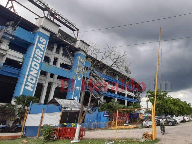 Fuerte lluvia y pocos aficionados: así luce el estadio Olímpico previo al Honduras vs Curazao