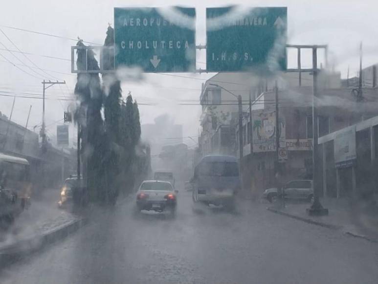 Fuertes lluvias provocan inundaciones en las calles de la capital