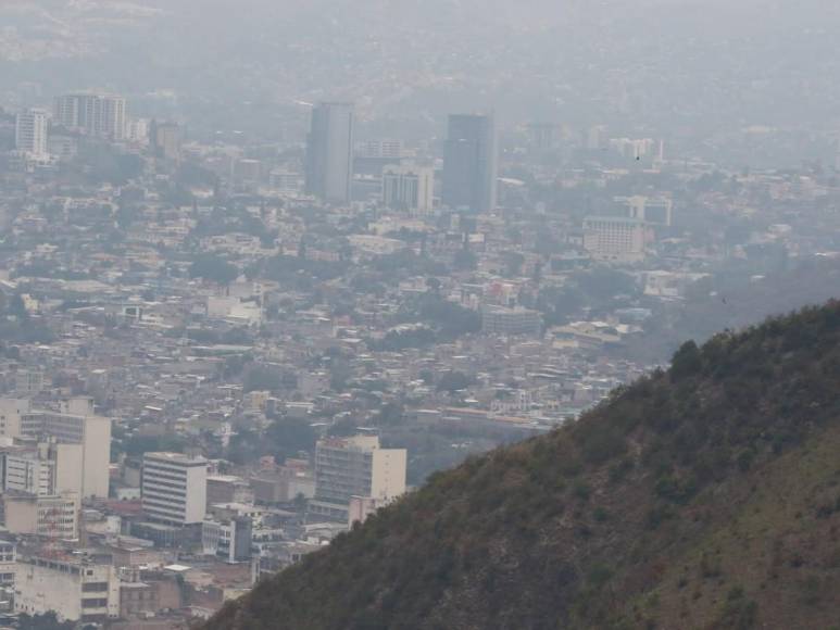 Así se ve la capital escondida en una nube de humo