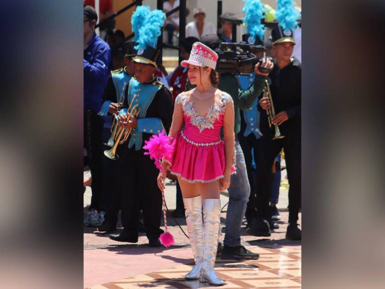 Fervor y brillo: Estudiantes de Valle celebran la Independencia de Honduras