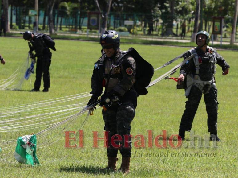 FOTOS: Paracaidistas se alistan para el salto por la Patria el 15 de septiembre