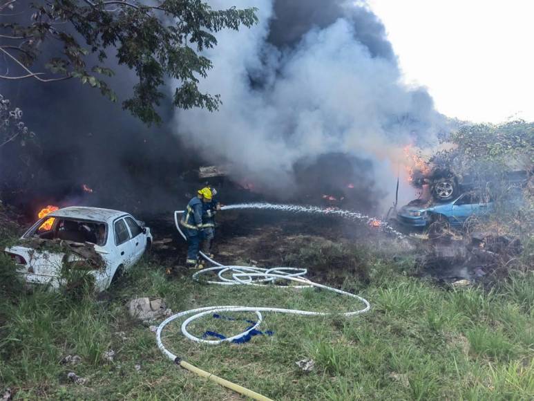 Así quedó la escena tras incendio que consumió 33 vehículos en Roatán