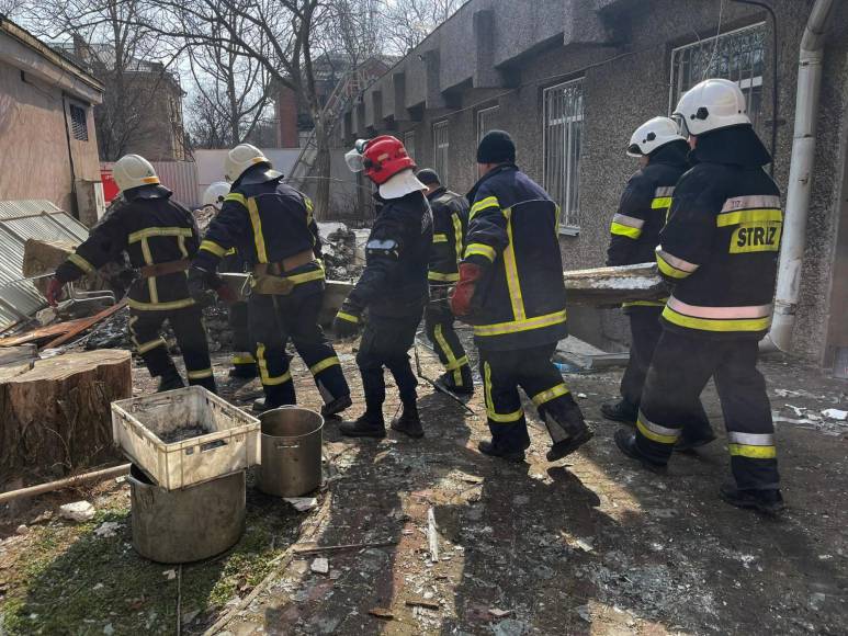 Escombros, evacuaciones forzadas y muertes: continúan los bombardeos en Ucrania