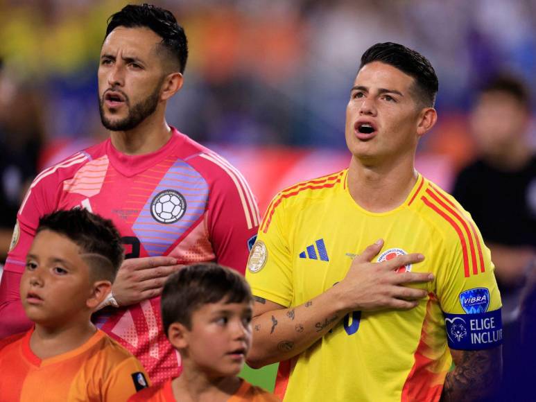 Sentimental y enfocada: así cantó Karol G el Himno de Colombia en final de la Copa América