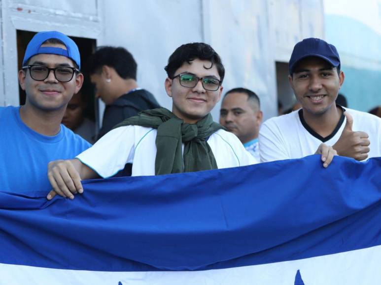 Fiesta bicolor: así se vive el ambiente en las afueras del Estadio