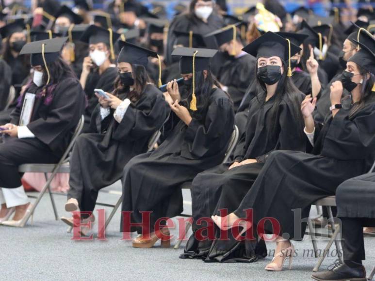 Más de 2,000 nuevos profesionales se gradúan de la UNAH