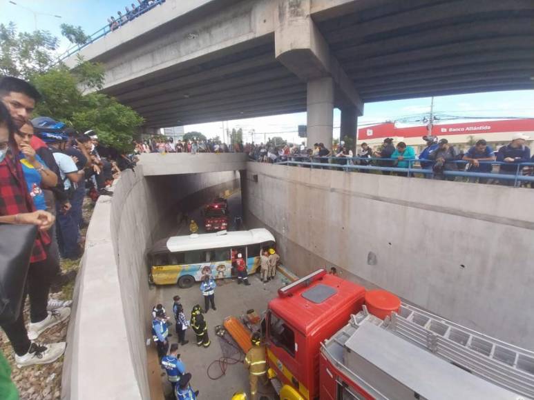 Llanto y dolor: familiares de la víctima del accidente de rapidito en el Bulevar Suyapa acuden a la escena