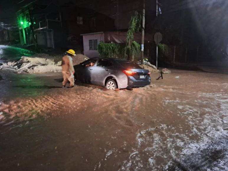 Lodo, desplome de muros y alcantarillas saturadas dejaron lluvias en el Distrito Central