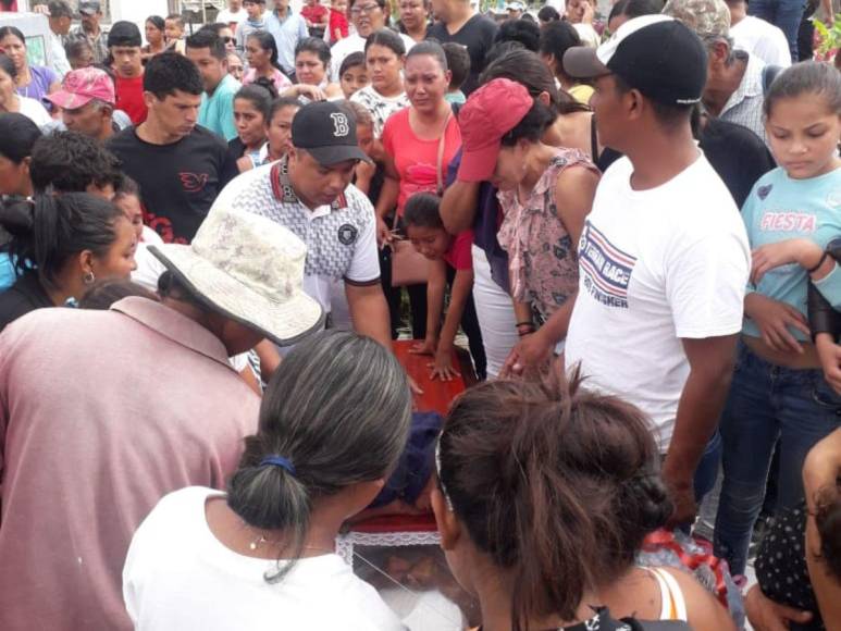 Conmoción durante entierro de mujer asesinada por su pareja en El Paraíso