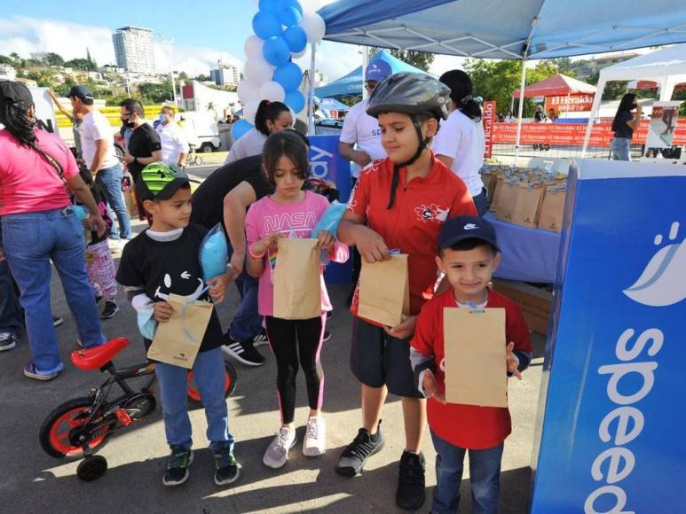 Entre trampolines y algodones de azúcar disfrutan grandes y chicos del ambiente en Vuelta Infantil 2022