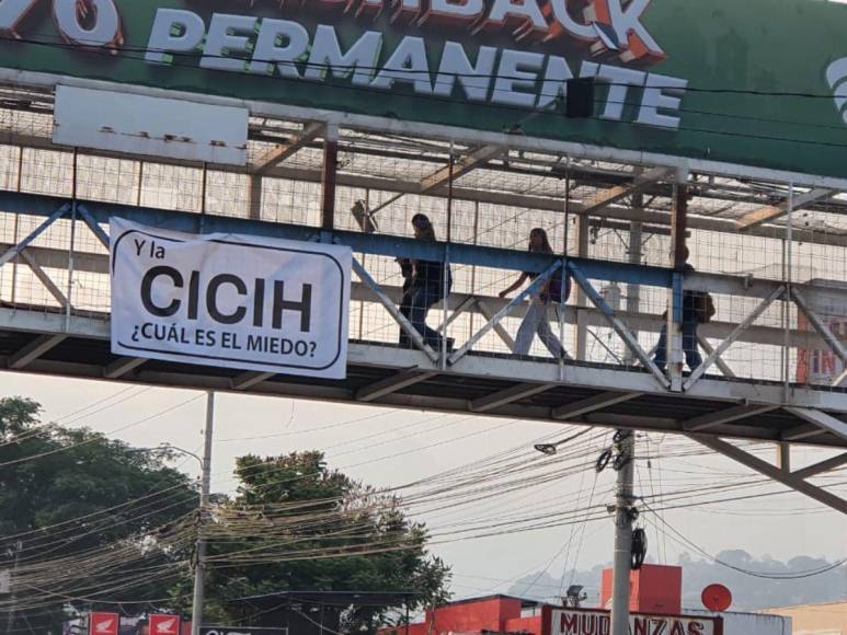 Puentes de Tegucigalpa y SPS aparecen con pancartas exigiendo la llegada de la CICIH