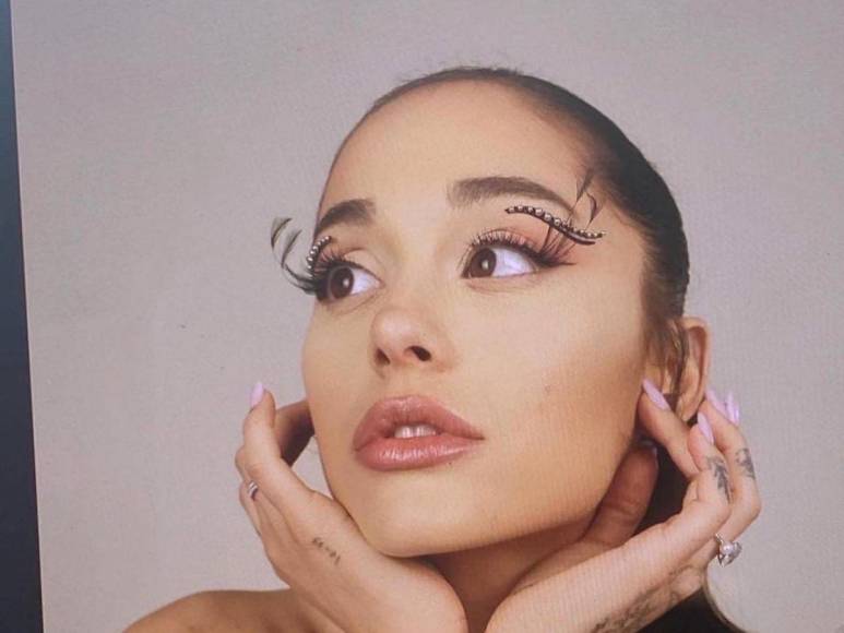 Ariana Grande admite entre lágrimas que se inyectó una “tonelada” de bótox