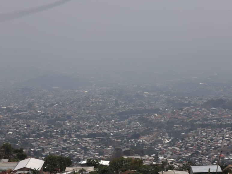 Así amaneció el cielo en la capital este martes ante densa bruma ¿Presenta mejoras?