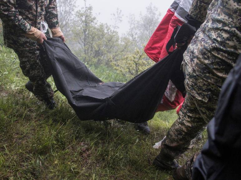 Imágenes del rescate de cuerpos de accidente de helicóptero donde murió presidente iraní