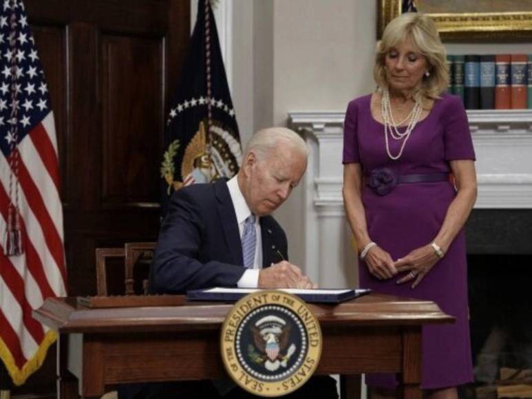 ¿Qué dice la nueva ley para el control de armas de fuego firmada por Joe Biden?