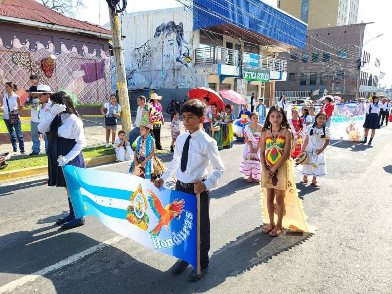 Escuelas de San Pedro Sula rinden homenaje en el 203 aniversario de Independencia Patria