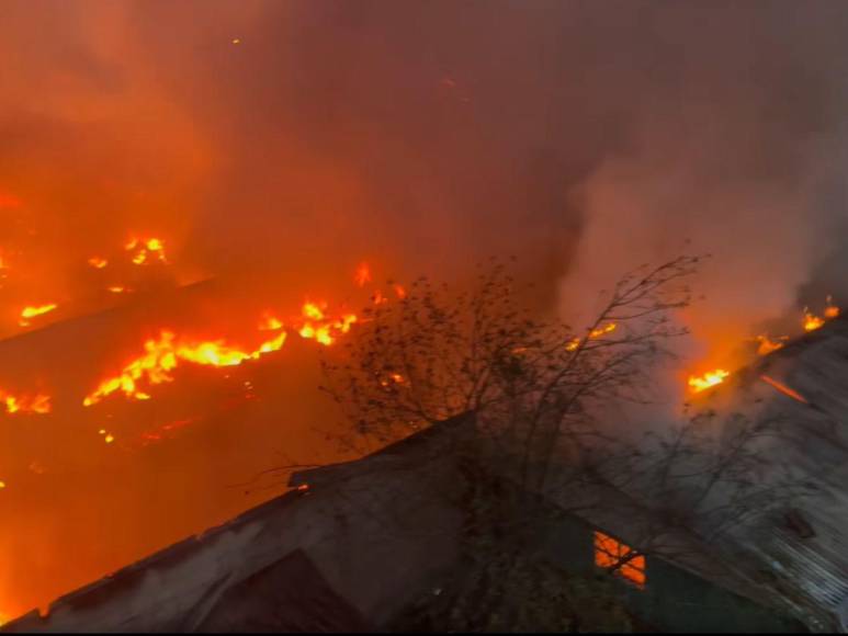 Imágenes del incendio que consumió más de 10 locales en Intibucá