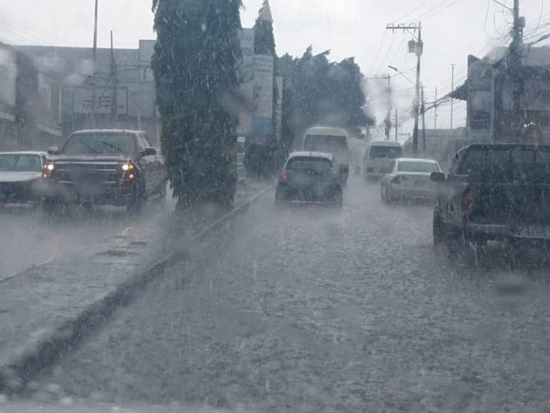 Fuertes lluvias provocan inundaciones en las calles de la capital