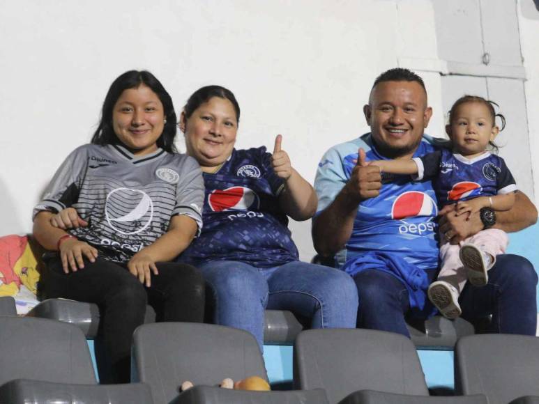 Las bellas aficionadas que roban suspiros en el Motagua-Olancho