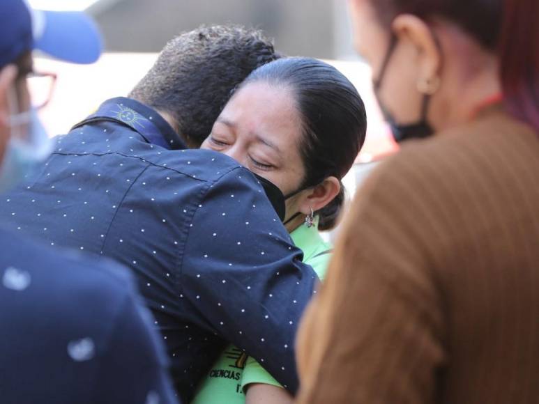 Desgarradoras fotos: familiares retiran cuerpos de jóvenes muertas en accidente en el anillo periférico