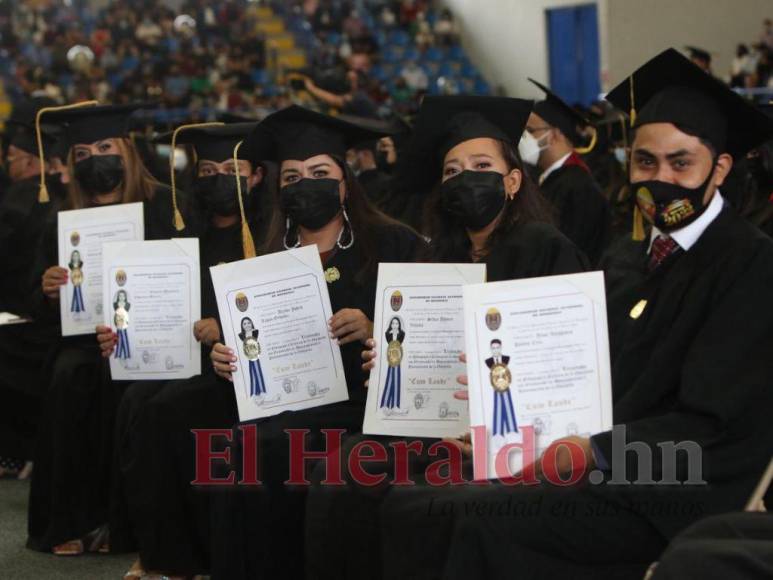 Alegría y conmovedoras dedicatorias durante entrega de títulos a nuevos profesionales en la UNAH