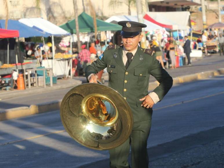 Solemnidad y respeto a la patria: primeras imágenes del desfile en la capital