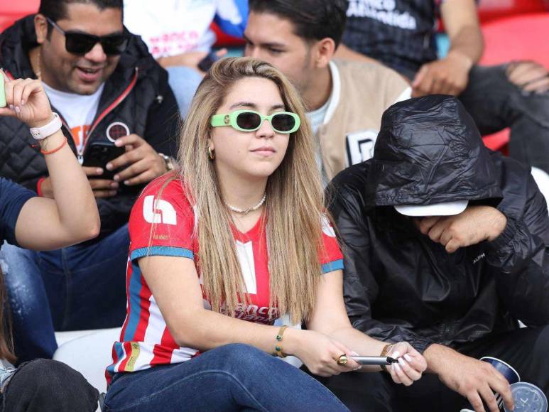 Hermosas chicas roban miradas en la final de ida Motagua-Olimpia