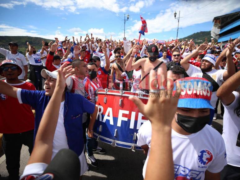 Pasión y amor por los colores: El carnaval de la Ultra Fiel previo al clásico Olimpia vs Real España